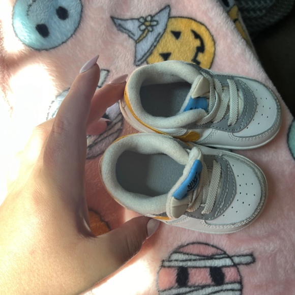 Nike Kids Shoes in White and Yellow - Picture 7 of 8